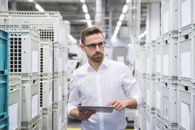 Homme utilisant une tablette dans l'atelier — Photo de stock