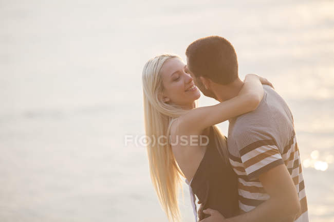 Романтична пара біля моря — стокове фото
