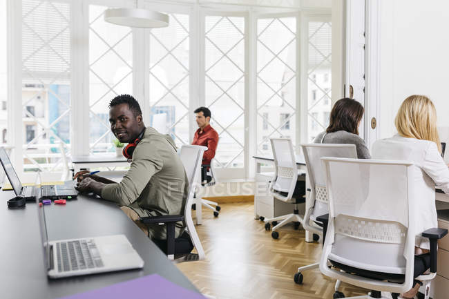 Junge Leute im Büro — Stockfoto