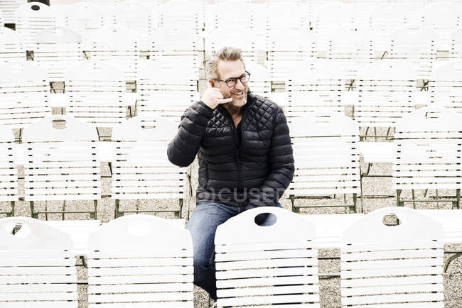 Homme prétendant utiliser son téléphone portable — Photo de stock