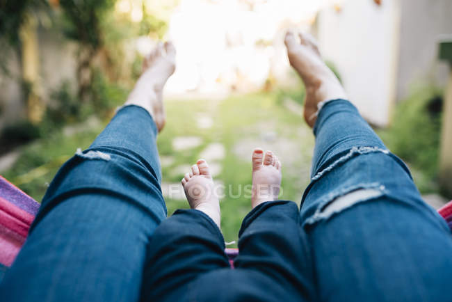 Mutter und Baby liegen barfuß — Stockfoto