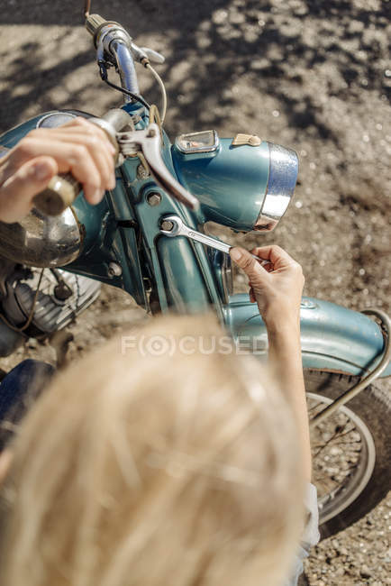 Mulher reparação de motocicleta — Fotografia de Stock