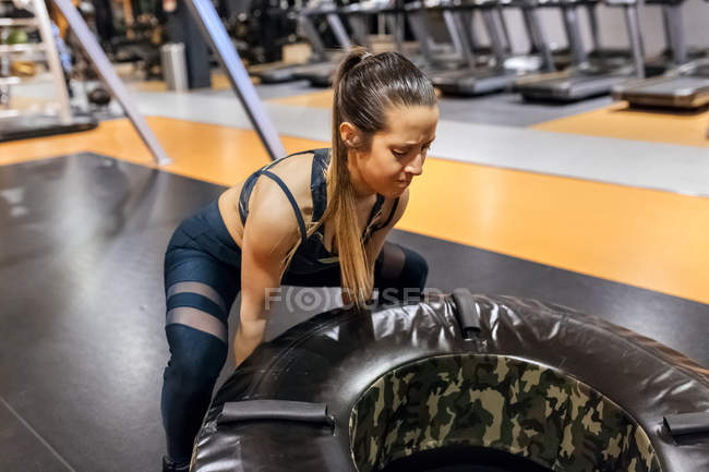 Woman training in gym — Stock Photo