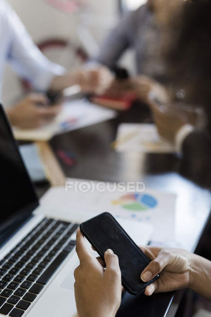 Mujer de negocios usando el teléfono celular - foto de stock