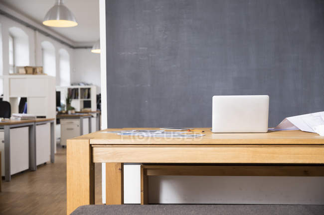 Laptop auf Schreibtisch im Büro — Stockfoto