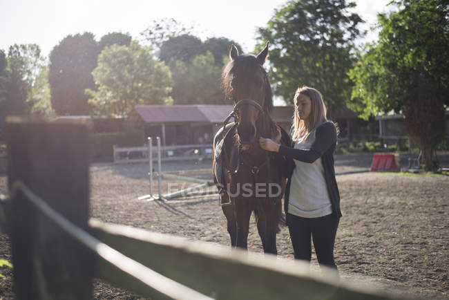 Frau mit Pferd auf Bauernhof — Stockfoto