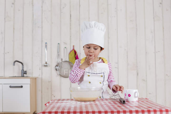 Petite fille préparant des gaufres dans la cuisine — Photo de stock