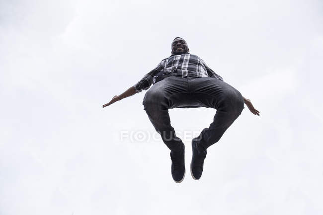 Giovane che salta in aria — Foto stock