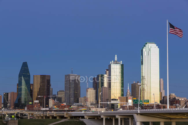 Skyline in Dallas zur blauen Stunde — Stockfoto