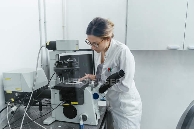 Technicien travaillant dans un laboratoire moderne — Photo de stock