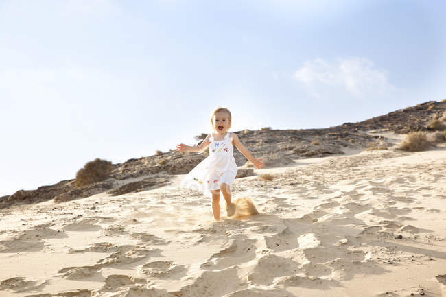 Girl running on the beach — Stock Photo