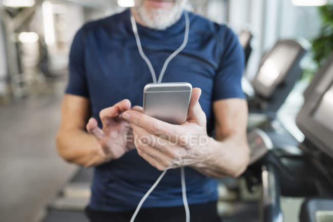 Senior man using smartphone — Stock Photo