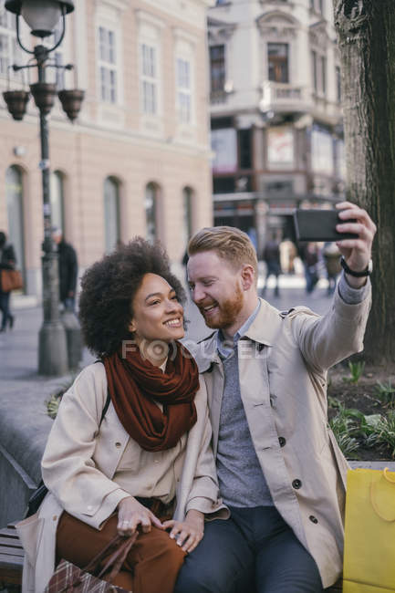 Пара беручи selfie на лавці — стокове фото