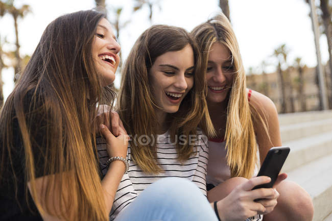 Jeunes femmes avec téléphone portable — Photo de stock