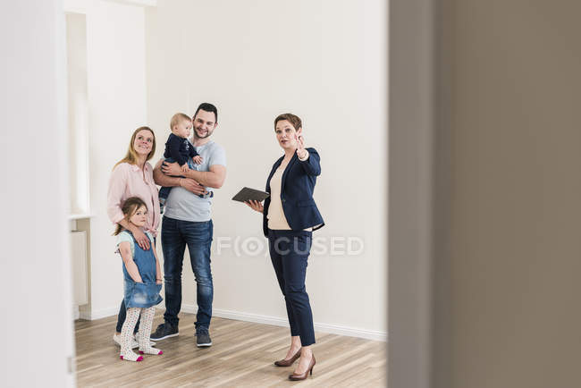 Real estate agent showing apartments to family — Stock Photo