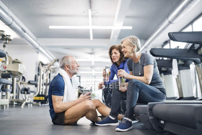 Fit Seniors Resting In Gym — Talking Man Stock Photo 164882956