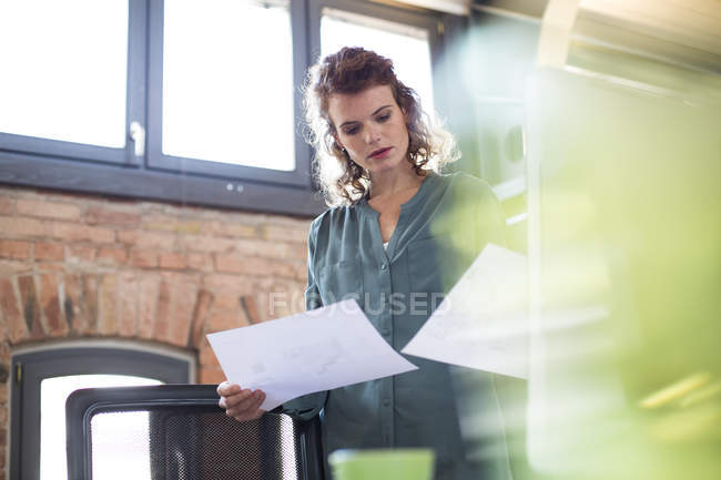 Frau arbeitet am Schreibtisch — Stockfoto