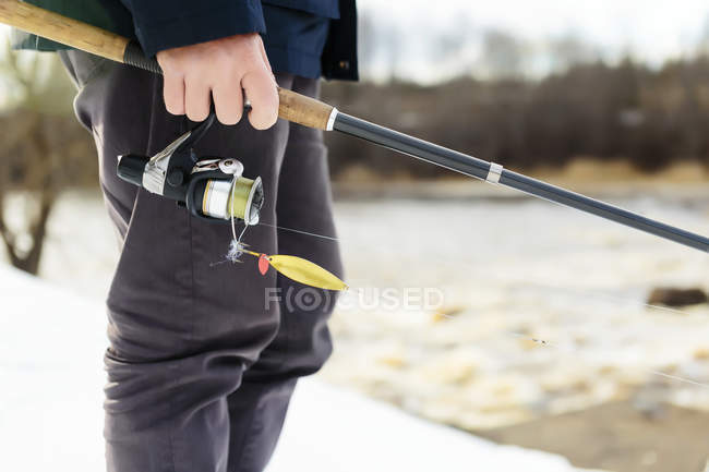 Hombre pescando con caña de pescar - foto de stock