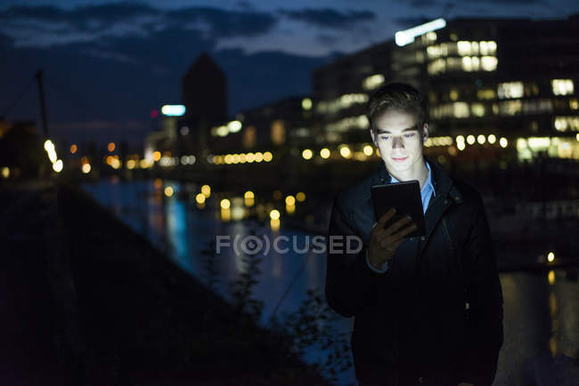 Man using tablet outdoors — Stock Photo