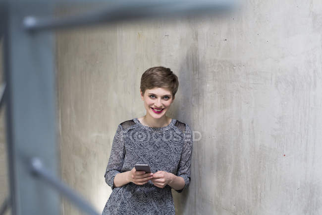 Mujer sosteniendo teléfono celular - foto de stock