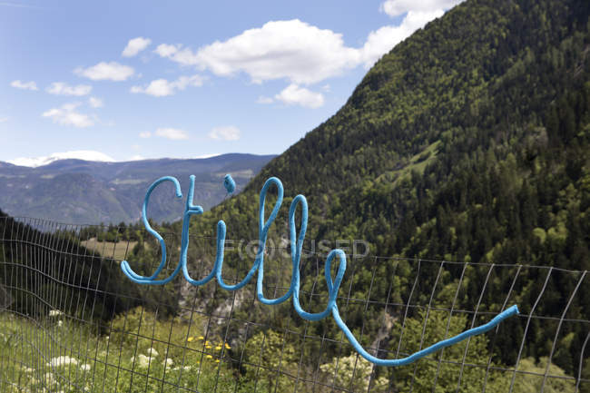 Palavra Stille na paisagem alpina — Fotografia de Stock
