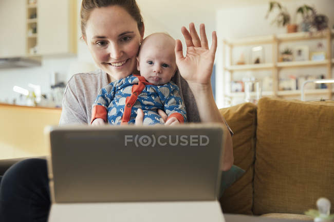 Матері і дитини, приймаючи відеовиклик — стокове фото