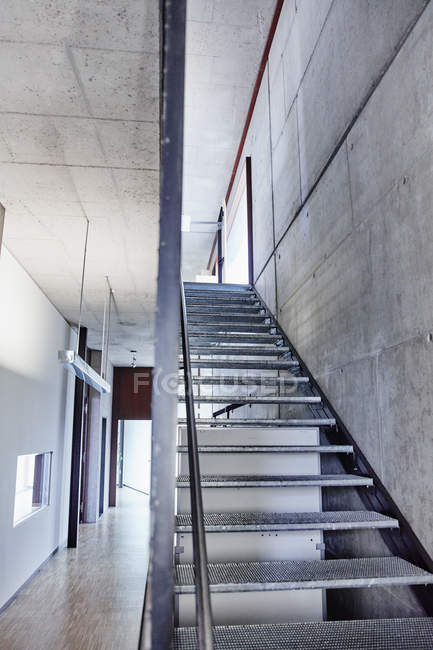 Interieur eines modernen Büros mit Treppe — Stockfoto