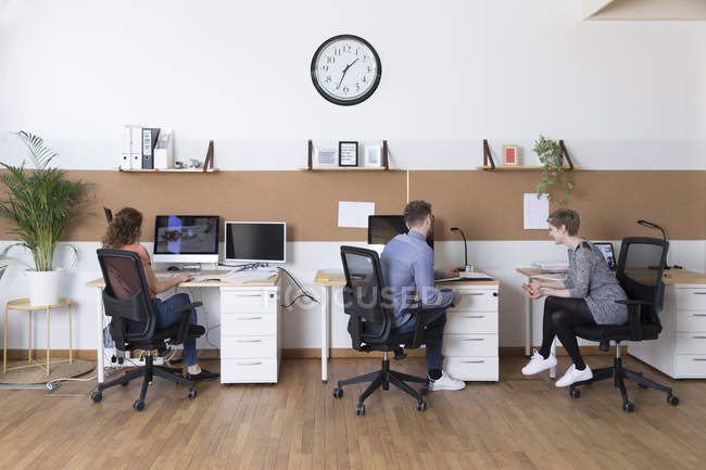 Kollegen im Büro — Stockfoto