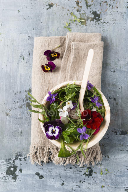 Bowl of leaves salad with red radishes — Stock Photo