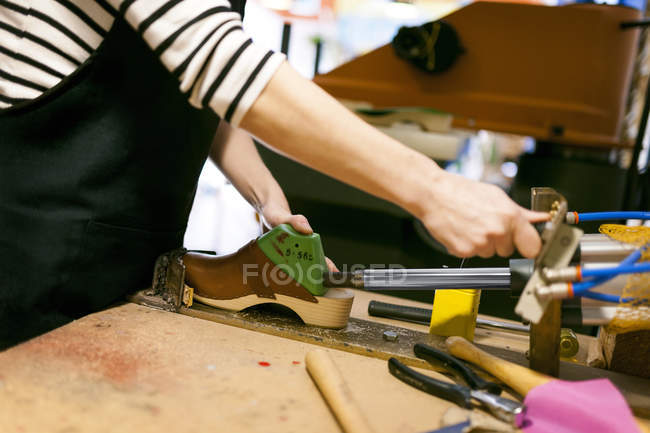 Holzschuhmacher arbeitet in Werkstatt — Stockfoto