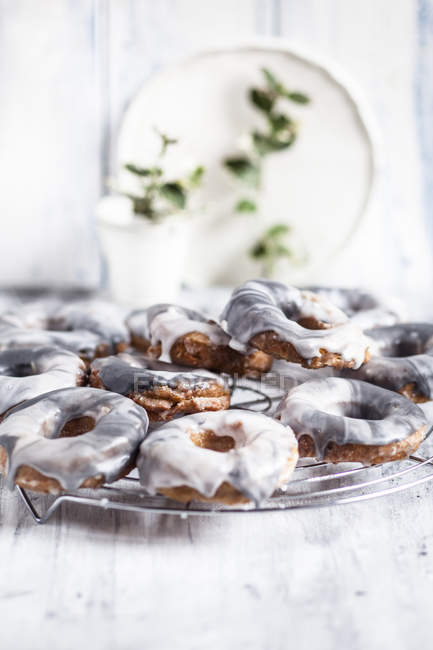 Homemade marble-glazed donuts — Stock Photo