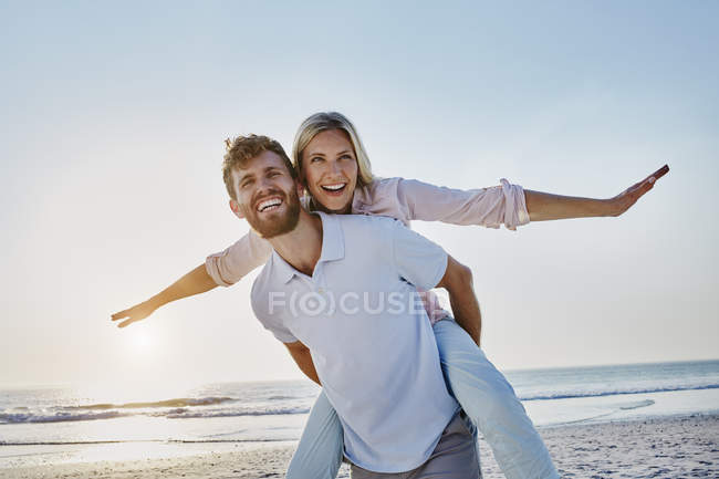 Pareja Feliz En La Playa Viaje Barba Completa Stock Photo