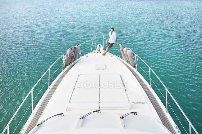Uomo in barca a vela — Foto stock