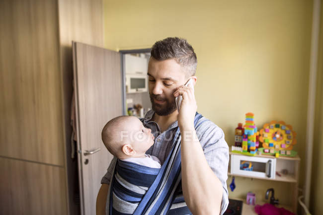 Padre con hijo pequeño hablando por teléfono — hombre, longitud media -  Stock Photo | #164884642