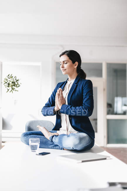 Бізнес-леді сидять і медитації — стокове фото