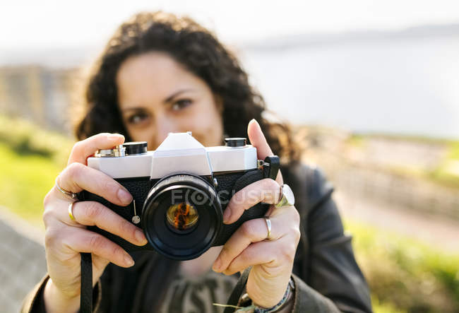 Жінка холдингу ретро камери — стокове фото
