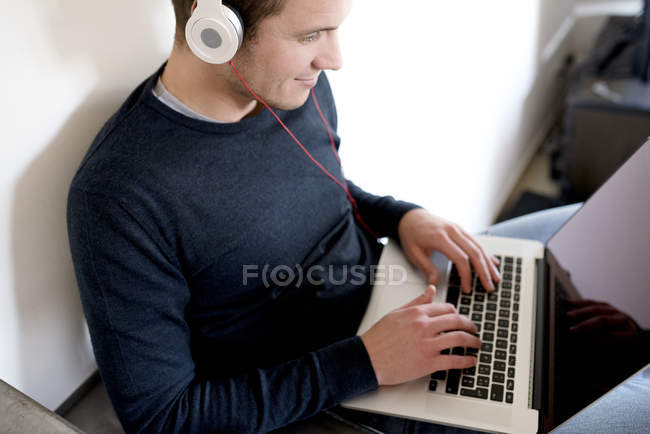 using headphones with laptop
