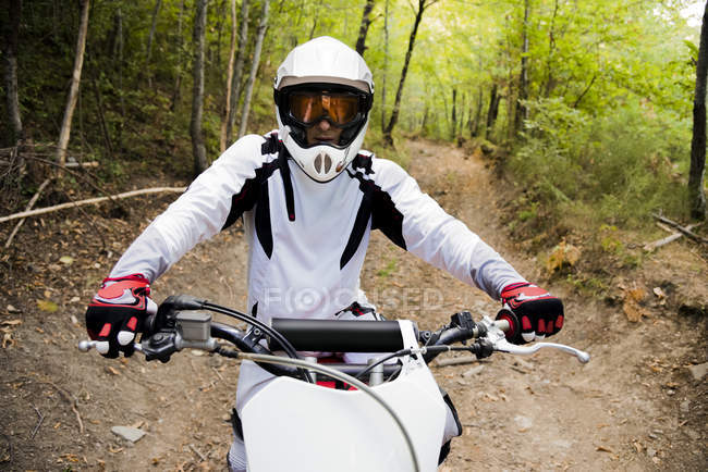 Motocross ciclista montar en el bosque - foto de stock