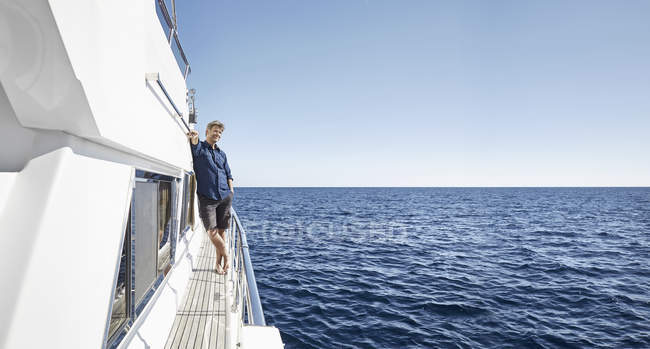 Uomo in posa sulla barca a vela — Foto stock