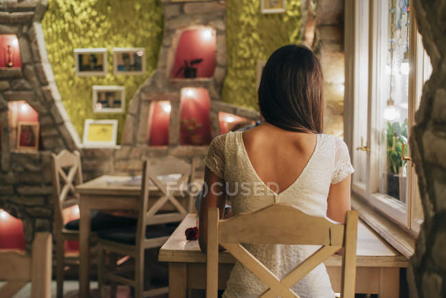 Mulher sentada à mesa no restaurante — Fotografia de Stock