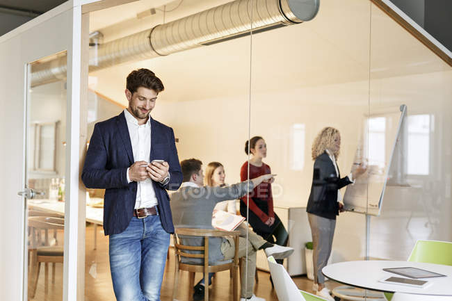 Geschäftsmann mit Handy — Stockfoto