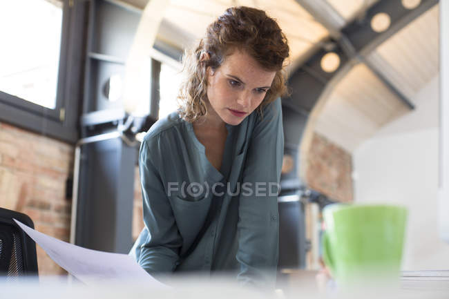 Frau arbeitet am Schreibtisch — Stockfoto