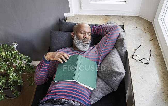 Mature man taking nap — Stock Photo