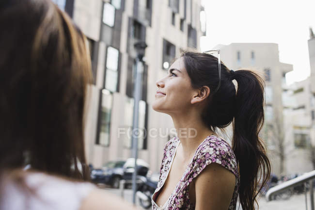 Femme marchant en ville — Photo de stock