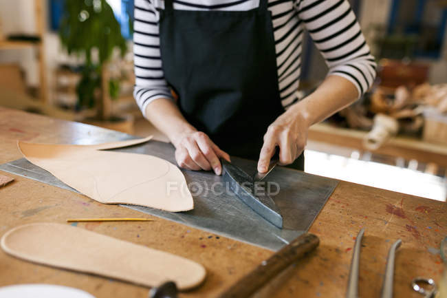 Fabricant de chaussures travaillant sur le modèle — Photo de stock