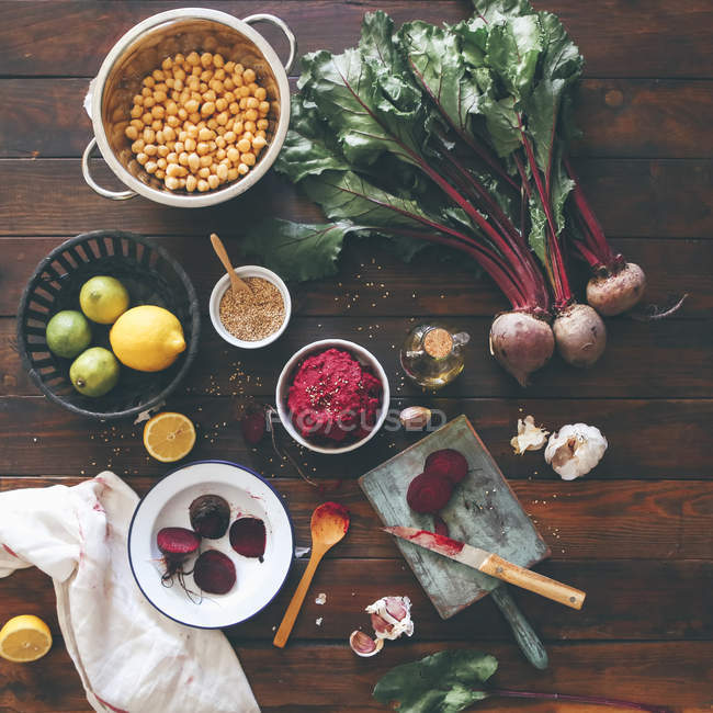 Bowl of Beetroot Hummus and ingredients — Stock Photo