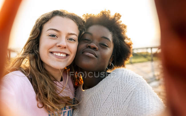 Migliori amici prendendo selfie — Foto stock