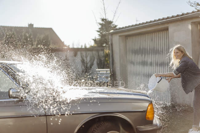 Mulher lavagem de carro — Fotografia de Stock