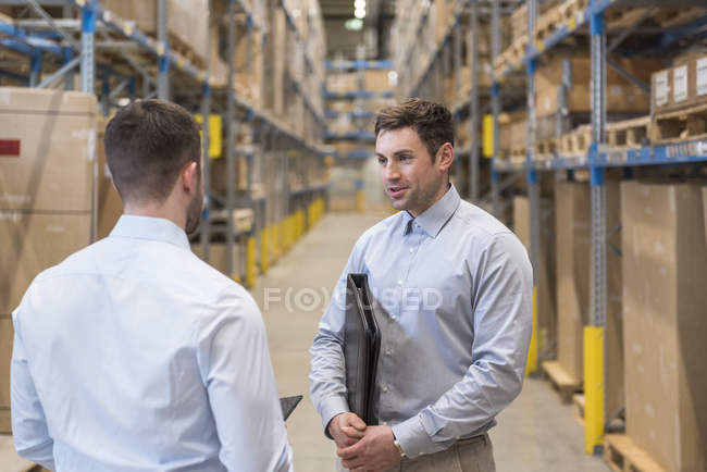 Hommes debout dans l'usine — Photo de stock