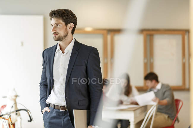 Geschäftsmann mit Tabletv — Stockfoto